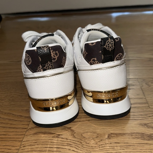 NWOT. Guess Woman’s “Kaddy” White Leather Sneakers with Gold Details. Size 8.5 - Picture 3 of 8